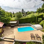 Hébergement de vacances Private Summer House With Swimming Pool, Bar And Pit For Football And Volleyball *