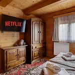 Private Summer House With Swimming Pool, Bar And Pit For Football And Volleyball Hébergement de vacances Hvezdonice