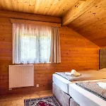 Private Summer House With Swimming Pool, Bar And Pit For Football And Volleyball Hébergement de vacances Hvezdonice