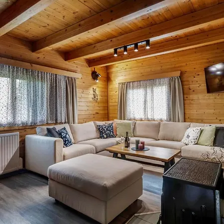 Private Summer House With Swimming Pool, Bar And Pit For Football And Volleyball بيت للعطل