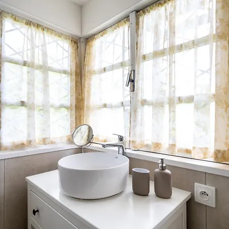 Private Summer House With Swimming Pool, Bar And Pit For Football And Volleyball Hvezdonice