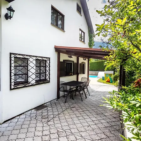 Private Summer House With Swimming Pool, Bar And Pit For Football And Volleyball Hvezdonice