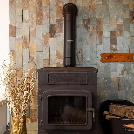 Private Summer House With Swimming Pool, Bar And Pit For Football And Volleyball بيت للعطل Hvezdonice