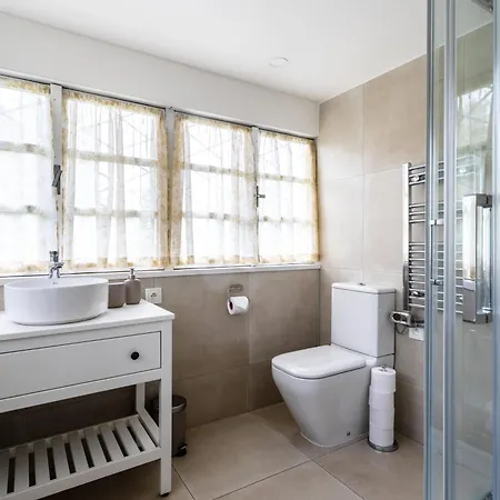 Family With Private Pool, Bar & Sports Field Holiday home Hvezdonice