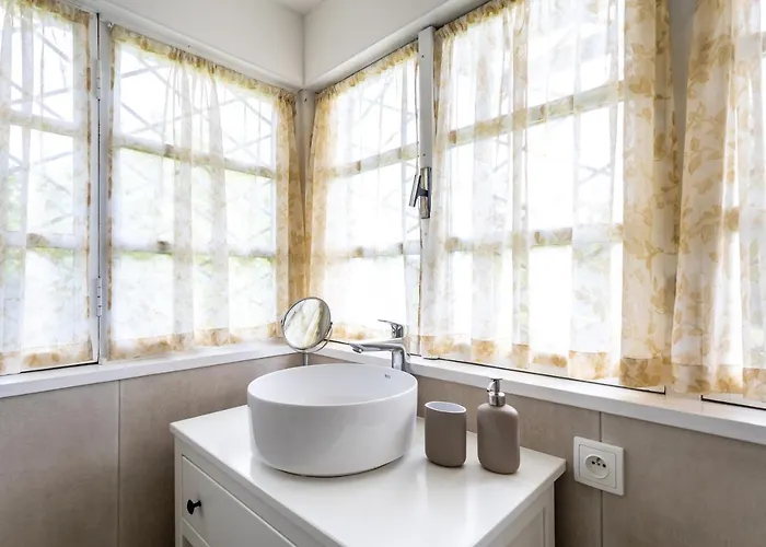 Private Summer House With Swimming Pool, Bar And Pit For Football And Volleyball Hvezdonice