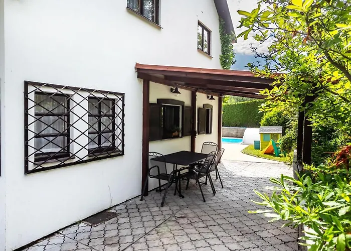 Private Summer House With Swimming Pool, Bar And Pit For Football And Volleyball Hvezdonice